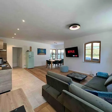 4younic Glonn1 * Boxspring * Jacuzzi * Netflix*65“ Apartment *